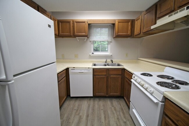 Building Photo - Two-story 2 bedroom townhouse in Northeast...