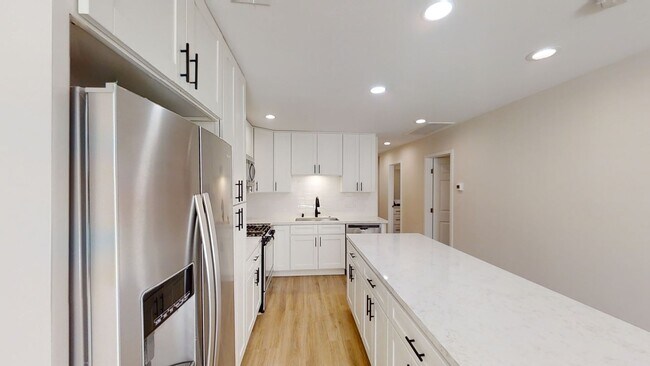 Building Photo - 4BD/2BA on West Falls!
