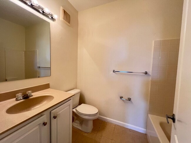Building Photo - Perfect apartment waiting for you!