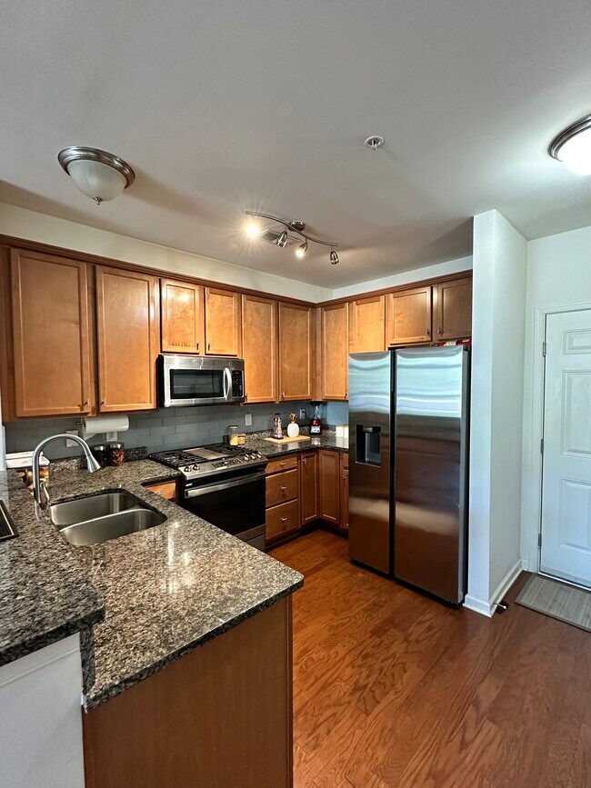 Building Photo - 3017 Chesapeake Dr