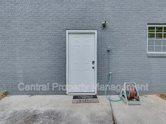 Building Photo - 1126 N Hwy 25 Bypass