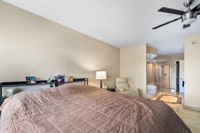 Building Photo - 18911 Collins Ave