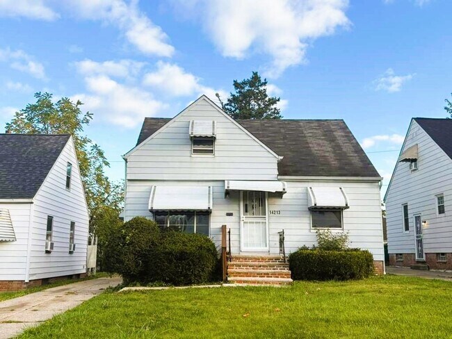 Primary Photo - Charming 3-Bedroom Home in Maple Heights –...