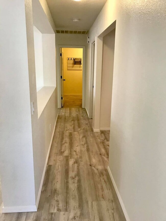 Building Photo - Spacious 3-bedroom plus den in North Phoenix