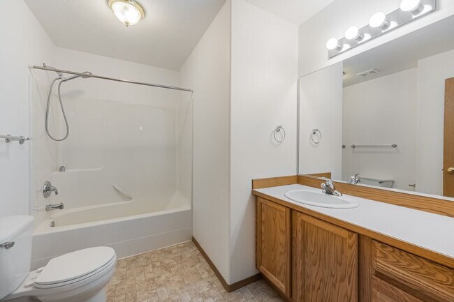 Building Photo - 3 bed 2 bath duplex with sprinkler system