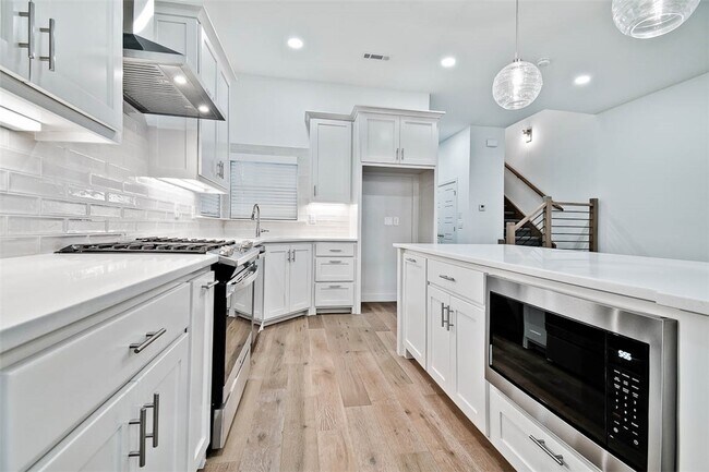 Building Photo - 508 W Persimmon St
