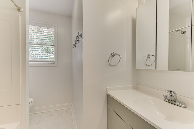 Building Photo - 2446 Young Dr