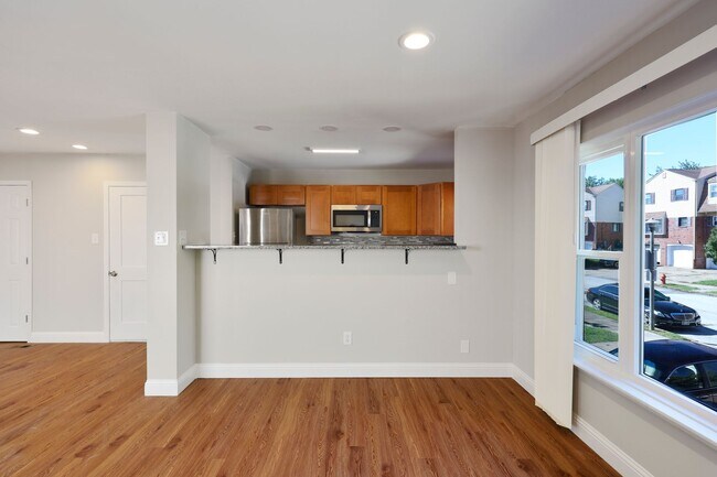 Building Photo - ??? RECENTLY UPDATED, 2 BEDROOMS AND 3 BAT...