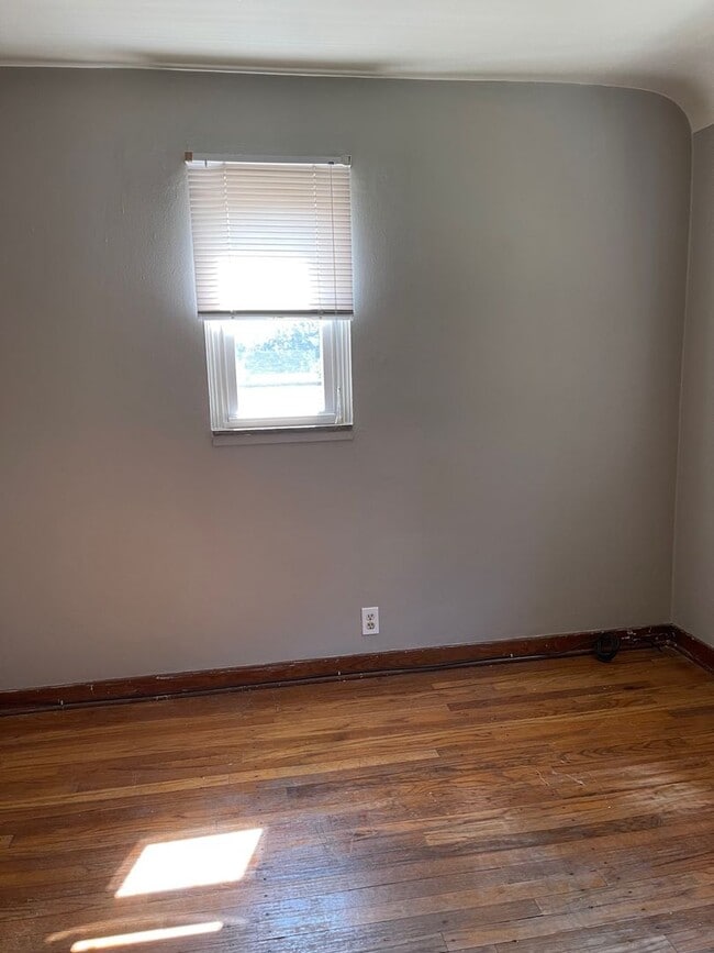 Building Photo - Duplex in prime neighborhood