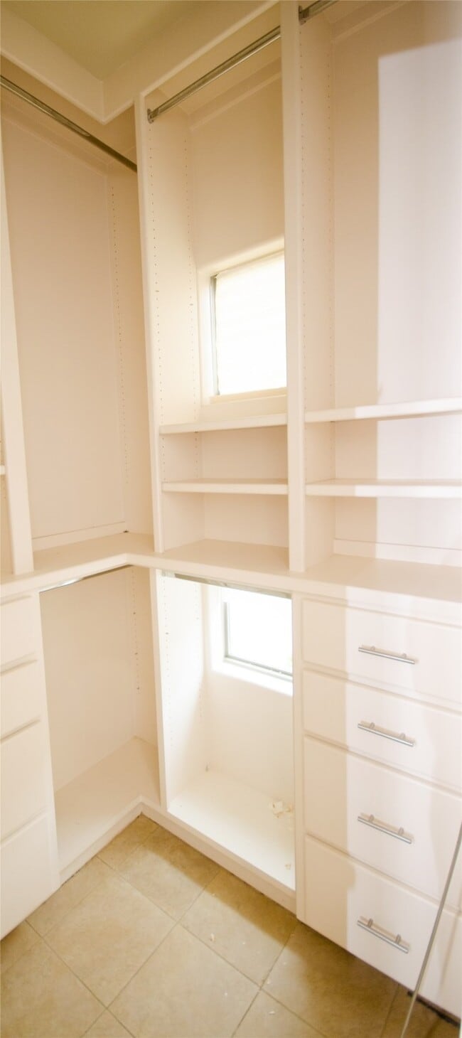 Building Photo - 3802 Center Plaza Dr