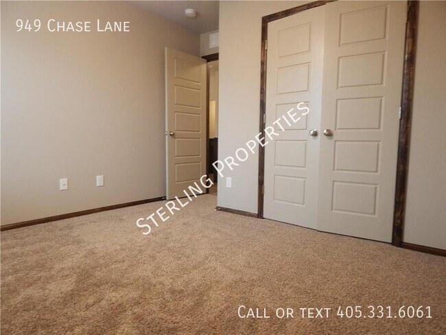 Building Photo - 949 Chase Ln