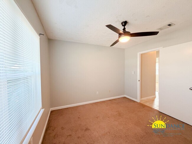 Building Photo - 4 miles from Hurlburt Field, 3 Bedroom beautiful home!