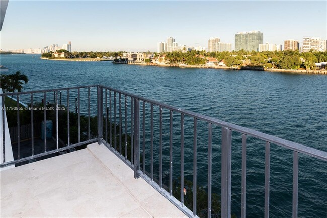 Building Photo - 10101 E Bay Harbor Dr