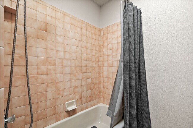 Building Photo - 4180 N Marcliffe Ave