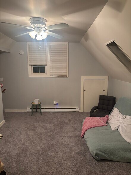 upstairs extra room/studio/hangout area - 2559 N Frederick Ave