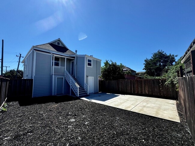 Building Photo - 3 BED/2 BATH HOME UPPER UNIT AVAIABLE FOR RENT IN OAKLAND, CA!!!! INCLUDING $500 OFF FIRST MONTHS...