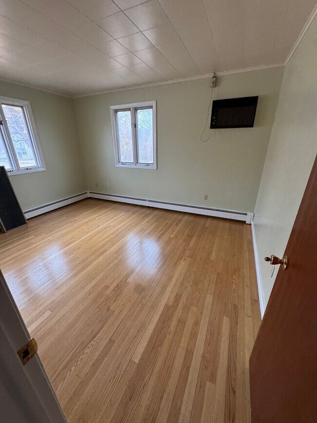 Building Photo - Upgraded 3 Bedroom Home with Garage and Basement