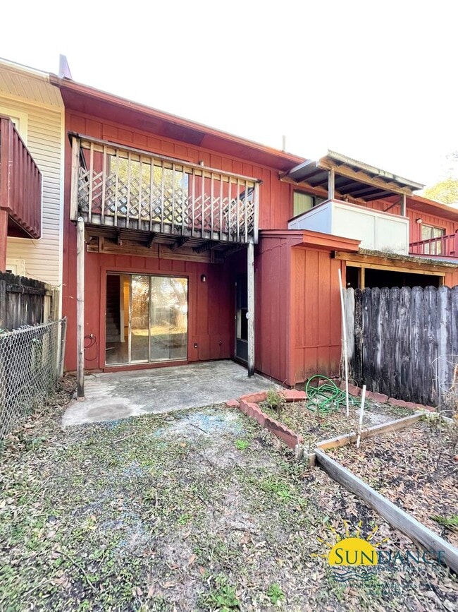 Building Photo - Great Centrally Located 2 Bedroom Townhous...