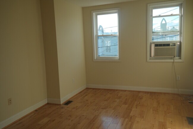 Building Photo - Charming 2 Bedroom/2.5 Bathroom Townhome in Linwood/Patterson Park, MD!