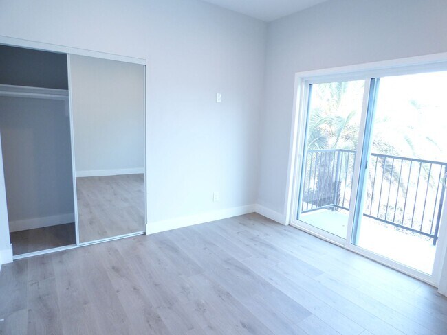 Building Photo - 4 Bedroom Unit with 2 Car Parking!