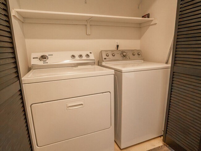 Building Photo - 2 Bed - 2 Bath Federal Way Condo!