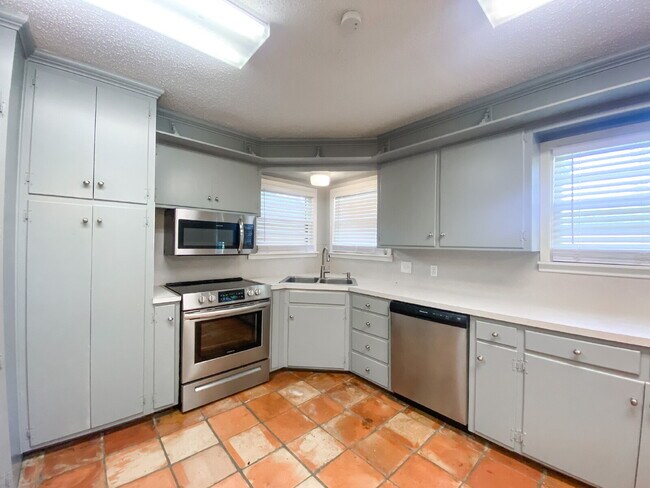 Building Photo - Charming 3-Bedroom Home with Cozy Fireplace