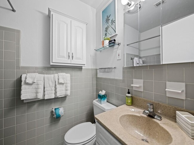 Building Photo - 1900 NE 19th St