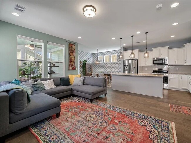 Building Photo - Bright & Beautiful Rental in Whitney Lake ...