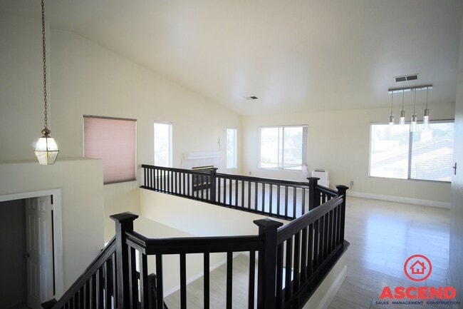 Building Photo - Charming 3 Bed 2.5 Bath Home Located Off of White Lane and Gosford!