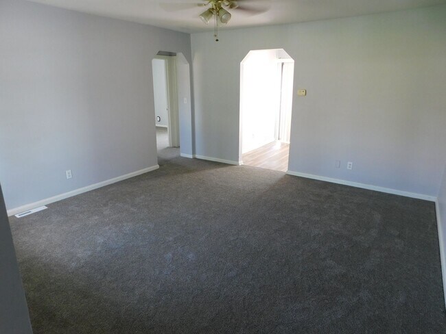 Building Photo - Charming 2 bedroom, 1 bathroom home locate...
