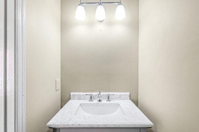 Building Photo - Newly Updated Park Place Townhome in Green...