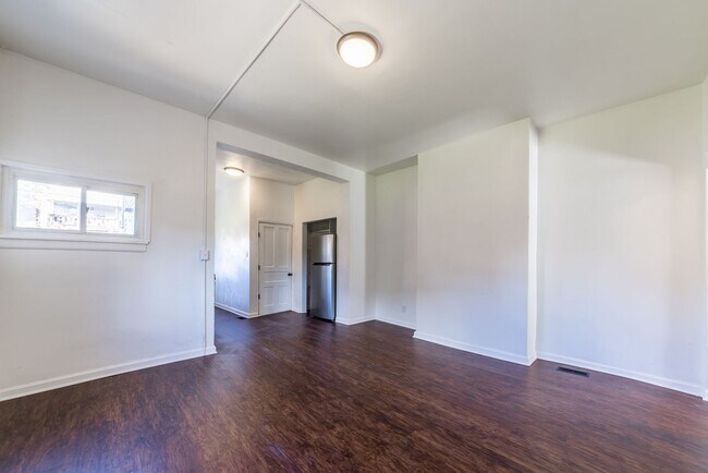 Building Photo - 615 E Warrington Ave