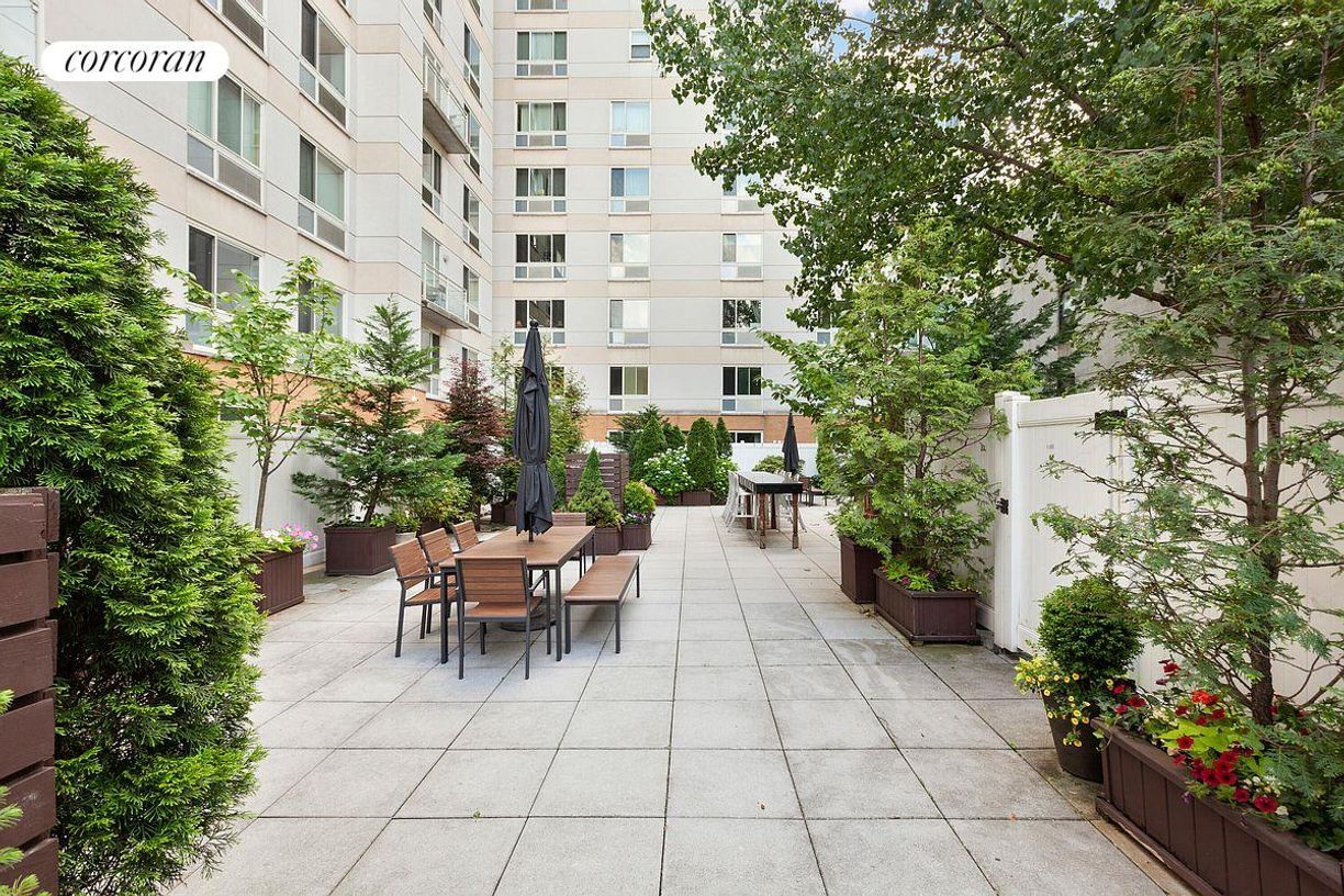 Building Photo - 301 W 115th St