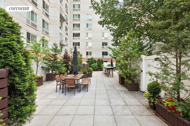 Building Photo - 301 W 115th St