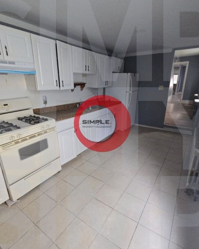 Building Photo - 4 Bedroom / 2 bathroom house