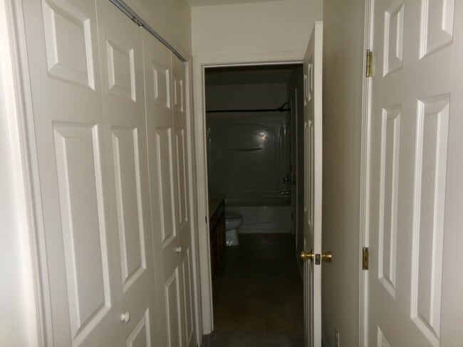 Building Photo - Greensboro Townhouse near Wendover Ave and I-40.