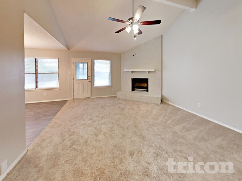 Building Photo - 521 Clover Dr