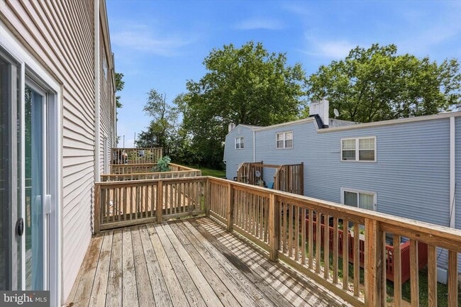 Building Photo - 736 Village Ln.