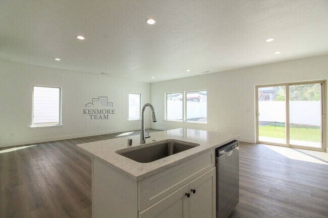 Building Photo - 4 Bedroom, 2.5 Bath Duplex in Kennewick