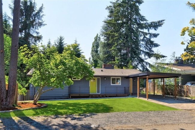 Building Photo - Lake city