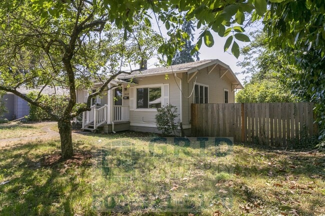 Building Photo - 2 Bedroom Home Available in Southeast Wood...
