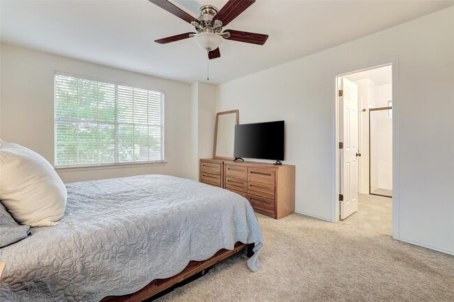 Building Photo - 15501 Sarah's Creek Dr