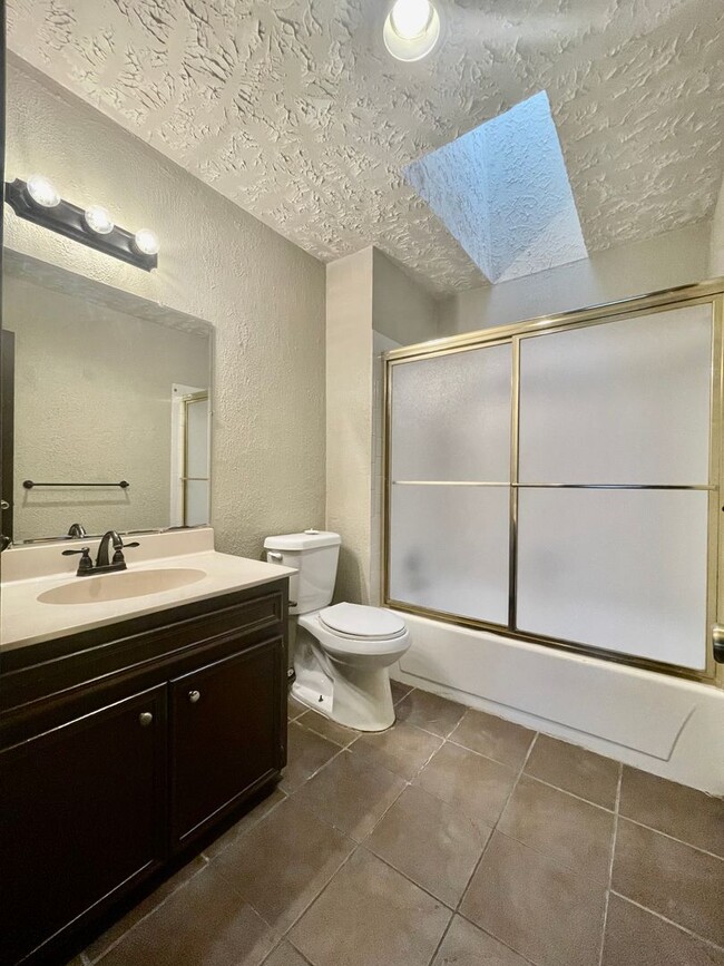 Building Photo - Gorgeous Condo, 2 Bedrooms/2 Balconies/2 B...