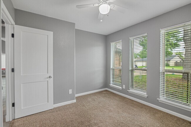 Building Photo - 638 Fair Oak Dr