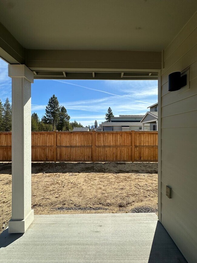 Building Photo - Beautiful Newer Model Home with Open Floor Plan, A/C & Fenced Yard!