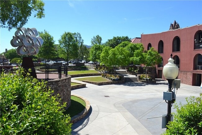 Building Photo - 205 E Broad St