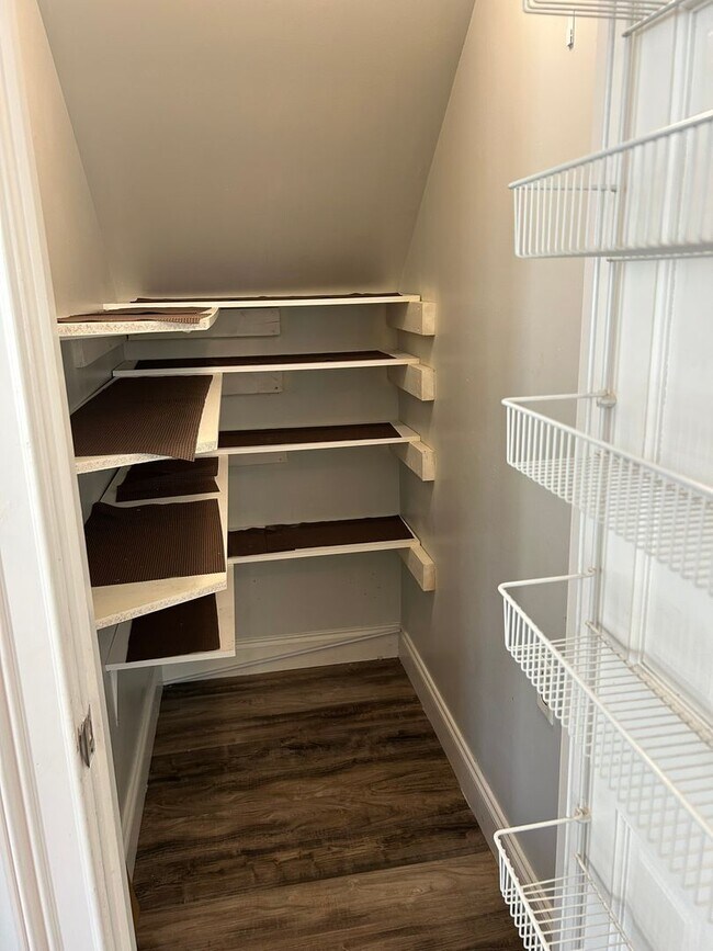 Building Photo - Charming 3 Bedroom/2 Bathroom with off str...