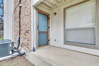 Building Photo - Downstairs Four-Plex Unit with Fenced Back...