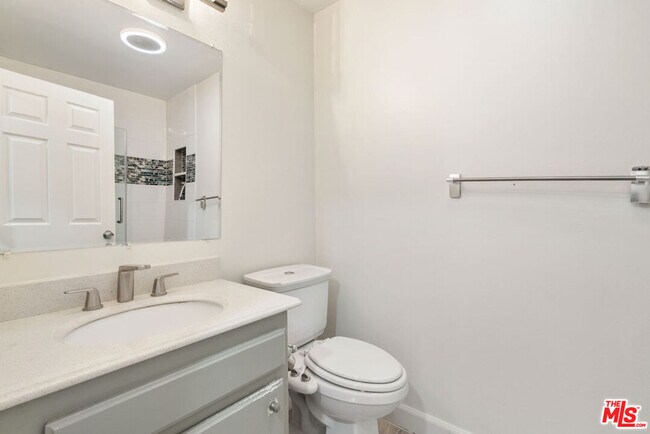 Building Photo - 327 Chestnut Ave