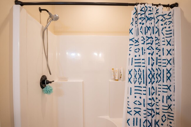 Building Photo - FURNISHED OFF-SEASON MONTHLY RENTAL-STARTI...